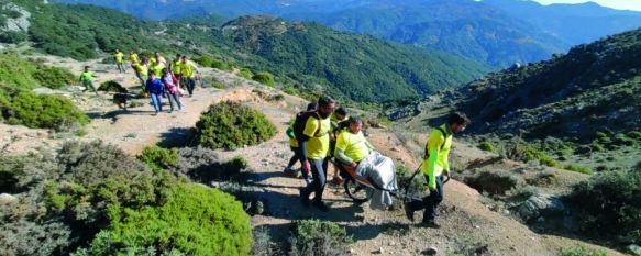 Miguel y su abuelo protagonizaron la primera ruta entre Benadalid y Algatocín. // Ildefonso Cózar