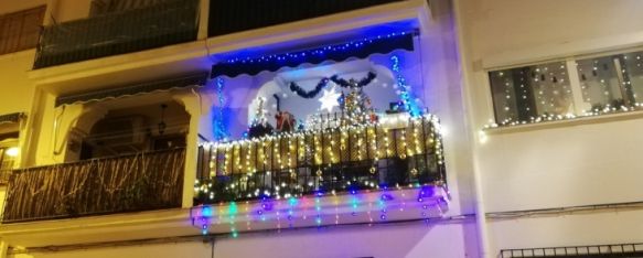 La Harinera elige el mejor balcón de la barriada con decoración navideña, Una joven pareja es la ganadora de la tercera edición del concurso impulsado por la Asociación de Vecinos Juan de la Rosa, 07 Jan 2022 - 11:25