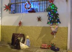 La familia de Ana Jesús, ganadora del segundo premio, ha realizado un Belén con materiales reciclados // Juan Velasco