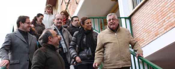 La alcaldesa de Ronda se reunió el pasado lunes con representantes de los colectivos que ocuparán este espacio a partir de ahora.  // CharryTV