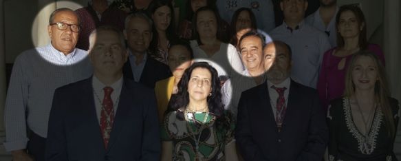 Antonio Pacheco, a la izquierda, en una imagen de grupo de Alianza Por Ronda en la que aparecen también Josefa Valle y su hermano, Antonio // Juan Velasco