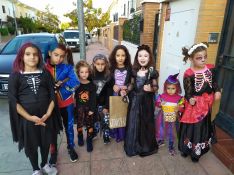 Los más pequeños disfrutan de actividades como un pasaje del terror que los vecinos emprendieron coincidiendo con Halloween. // Rafael Ríos