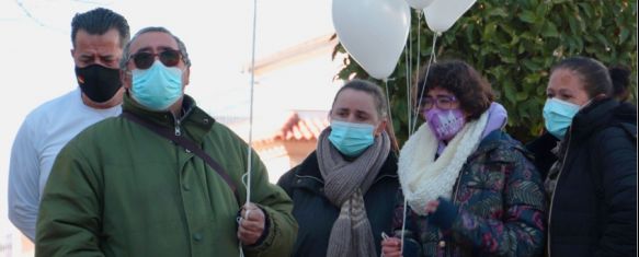 Imagen de los familiares de María Esther en la plaza del Ayuntamiento de Arriate // Jairo García