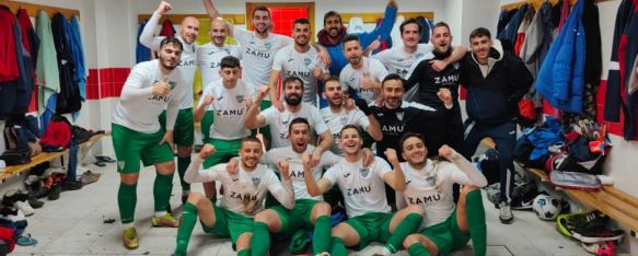 Los rondeños, celebrando su triunfo de ayer, en un partido en el que Chikini marcó un triplete // CharryTV