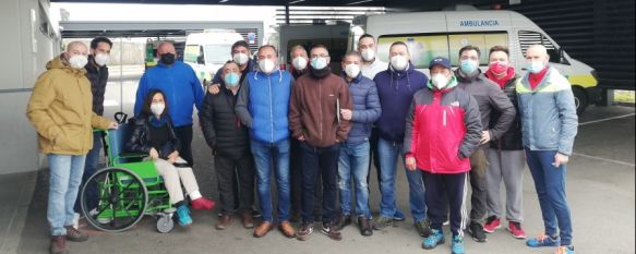 Un grupo de trabajadores del servicio de Emergencias de Ronda se han reunido esta mañana frente a las instalaciones del hospital para informar a los usuarios de su situación // P. González