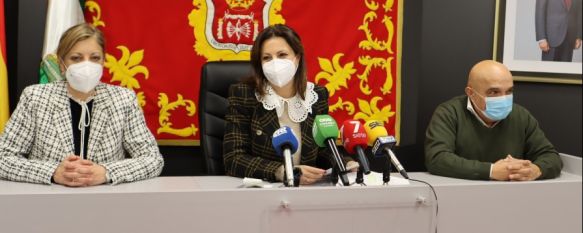 La alcaldesa de Ronda, Mª Paz Fernández, acompañada por los delegados municipales de Urbanismo, Jesús Vázquez, y Contratación, Mª Carmen Martínez // Ayto. de Ronda