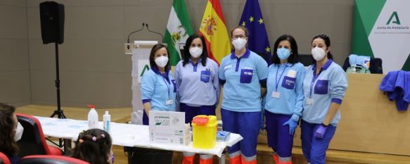 Los mayores de cinco años pueden vacunarse de sus primeras dosis en el Hospital Comarcal, mientras que la dosis de refuerzo se administra en los centros de salud. // AGSS