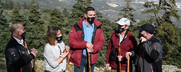 El presidente del Gobierno, Pedro Sánchez, durante su visita al Parque Nacional Sierra de las Nieves de Málaga, acompañado por la vicepresidenta tercera y ministra para la Transición Ecológica y el Reto Demográfico, Teresa Ribera. // Pool Moncloa/Borja Puig de la Bellacasa