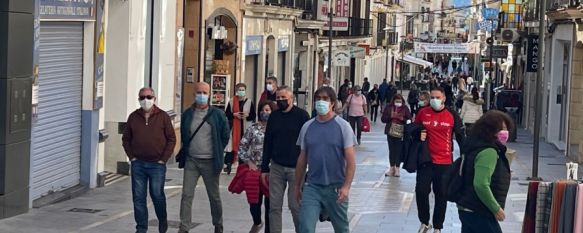 El uso de mascarillas en exteriores sigue siendo obligatorio, mientras no se respete la distancia interpersonal. // Jairo García Romero