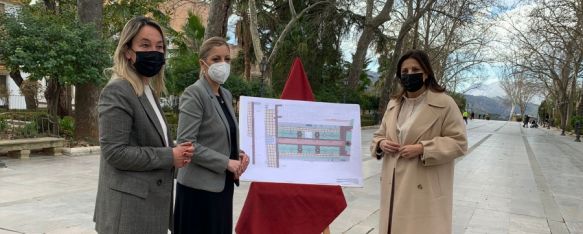 La alcaldesa de Ronda, Mª Paz Fernández, acompañada de las delegadas municipales de Contratación, Mª Carmen Martínez, y Cultura, Alicia López, fue la encargada de presentar el proyecto en la jornada de ayer en la propia Alameda // Nacho Garrido