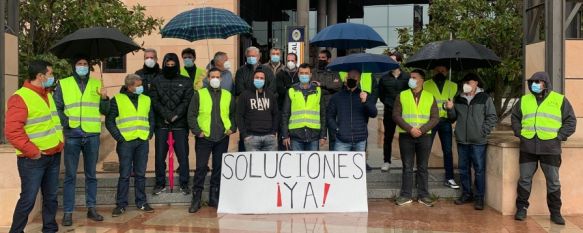 El acto se ha sustanciado en la lectura de un manifiesto a las puertas de la Jefatura. // CharryTV