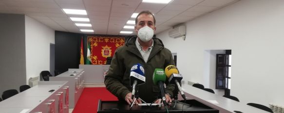 Juan Carlos González ha comparecido esta mañana en el salón de plenos del Ayuntamiento de Ronda para comunicar su decisión ante los medios de comunicación // Paloma González 