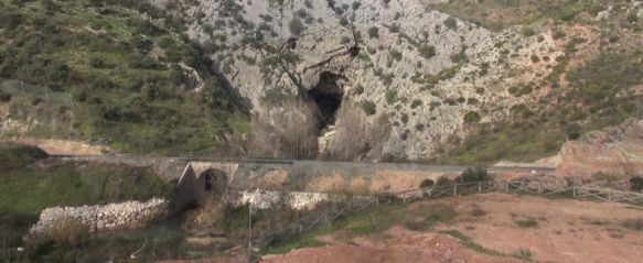 Presentan el proyecto de construcción de un nuevo puente para acceder a la Cueva del Gato, La Diputación de Málaga invertirá 110.000 euros en una pasarela metálica de 30 metros de longitud que sustituirá a la que fue arrasada por la crecida del río en 2018, 09 Feb 2022 - 12:05