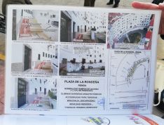 García nos muestra una lámina en la que han reunido todas las barreras arquitectónicas de la plaza y la propuesta de rampa que quieren construir. // Paloma González 