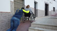 Carlos tiene que hacer un gran esfuerzo para poder subir a su madre en silla de ruedas // Juan Velasco