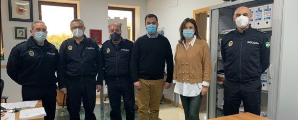 Serrano, acompañado de la alcaldesa, ha visitado este lunes la Jefatura de la Policía Local de Ronda // Ayuntamiento de Ronda