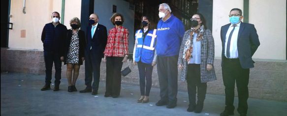 Testón (la segunda persona empezando por la derecha de la imagen) posa junto a Doña Sofía y los representantes de diferentes asociaciones frente al almacén malagueño de Bancosol. // Rondayuda