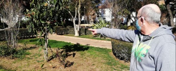 Hasta las narices de las “caquitas”, Vecinos de las barriadas de La Dehesa y San Cristóbal denuncian la falta de civismo y respeto de muchos ciudadanos por sus parques y jardines, 16 Feb 2022 - 18:55