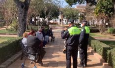 Agentes de la Policía Local comentan con algunos de los vecinos consultados por este medio la situación en la que se encuentra la plaza de San Cristóbal // Ayuntamiento de Ronda