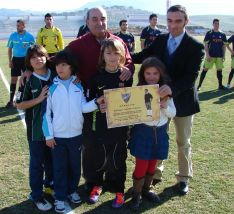 El veterano Enrique Carrillo fue homenajeado en los prolegómenos del choque. // Miguel Ángel Mamely