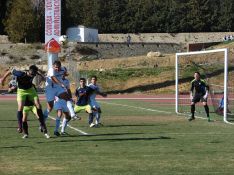 Sillero y David León, en la disputa de un balón aéreo.  // Miguel Ángel Mamely