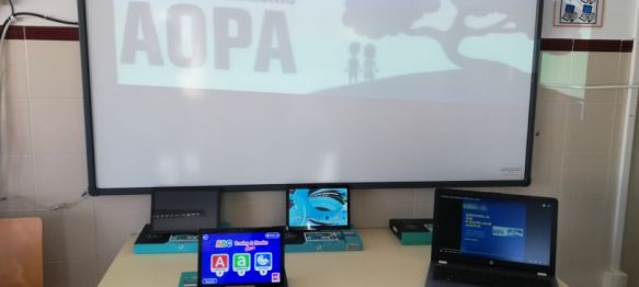 AOPA ha instalado una zona TIC en una de las aulas asignadas al colectivo en el Centro Cívico María Matilde Schemm // Paloma González 
