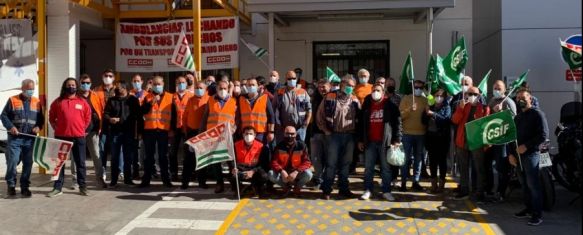 Más de una treintena de trabajadores se concentraron este martes frente al centro de salud Ronda Norte // Manuel Oliva