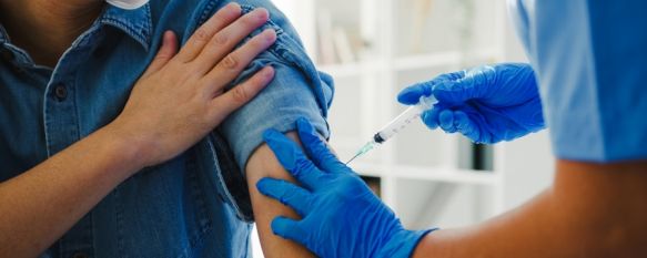 La cuarta dosis de la vacuna ya se administra a pacientes con inmunosupresión, como ha dado a conocer el portavoz del gobierno andaluz, Elías Bendodo. // Freepik