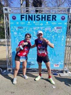 Yolanda Gamarro y Rafa Orozco, posando con la medalla de finishers // Harman