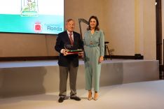Joaquín Morales junto a la alcaldesa tras recibir su reconocimiento  // Ayuntamiento de Ronda