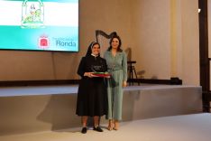 Madre Ana recogió el galardón en nombre del colegio la Inmaculada y San José de la Montaña // Ayuntamiento de Ronda