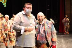 Antonio Narváez, presidente de la Asociación Cultural Carnavalesca, entregó el Escudo de Oro a Camacho // Ayuntamiento de Ronda