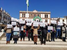 Una veintena de vecinos de Igualeja se han manifestado en Ronda contra el cierre de oficinas. // María José García