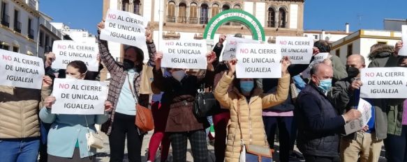 La pasada semana una veintena de vecinos de Igualeja se desplazaron a Ronda para protestar contra el cierre de oficinas. // María José García