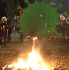 El fuego consume una partícula de COVID-19 en­­­ la Quema del muñeco // David Canca