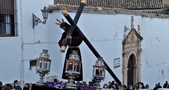 El traslado comenzó a las 19.00h y transcurrió por las calles Santa Cecilia, Virgen de los Remedios, Plaza España, Puente Nuevo, calle Armiñán, Tenorio, San Juan de Letrán, plaza del Gigante y San Juan Bosco. // Jairo García