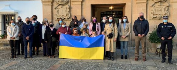 Representantes de la Corporación Municipal se han unido en un minuto de silencio por las víctimas que deja la guerra en Ucrania. // CharryTV