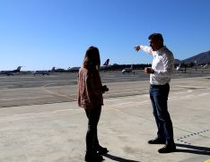 El rondeño nos recibe en una de las terminales con las que cuenta el aeropuerto de Málaga, dedicada a vuelos privados. // Jairo García