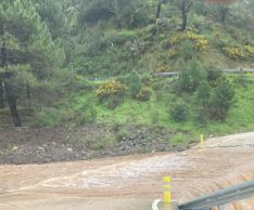 El desbordamiento del río ha provocado el corte del tráfico en la MA-8302 // Diputación de Málaga 