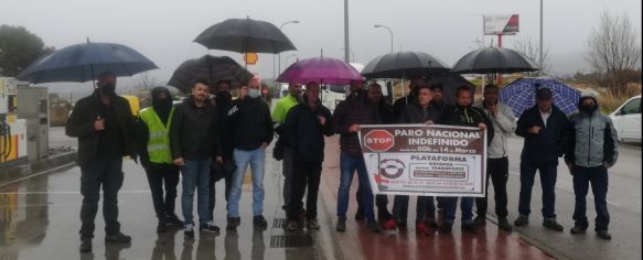 Una veintena de transportistas se han concentrado este lunes en el polígono industrial de Ronda // Paloma González 