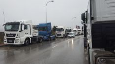 Los camiones han permanecido aparcados durante toda la mañana en el polígono industrial El Fuerte // Nacho Garrido