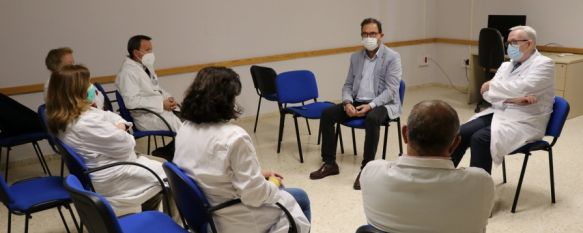 El delegado provincial de Salud y el gerente del Área Sanitaria de la Serranía durante un encuentro con los profesionales de Atención Primaria. // AGSS