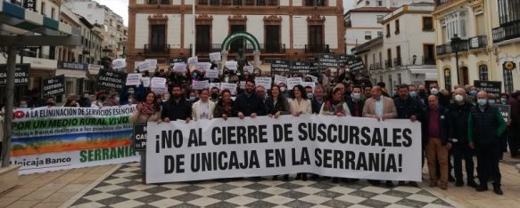 “No más castigos a los pueblos”, Unas 300 personas volvieron a protestar ayer en la plaza del Socorro por el cierre de oficinas de Unicaja Banco , 18 Mar 2022 - 09:47