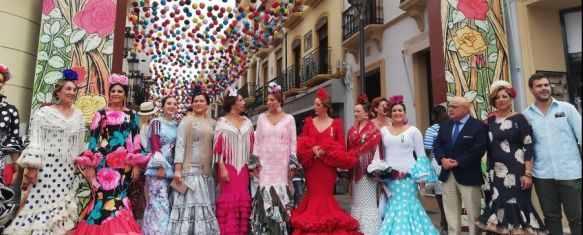 Miembros del equipo de Gobierno, junto a las Damas Goyescas, en la portada de la feria en el centro de la ciudad durante la feria de 2019 // Paloma González 