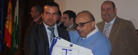 Sergio Sedeño, gerente de Turismo de Ronda S.A., recibe uno de los distintivos de manos del concejal Jesús Vázquez. // CharryTV