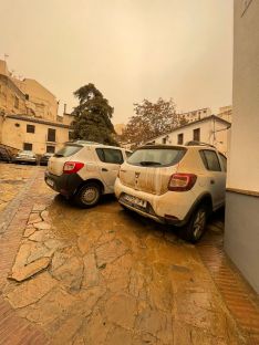 Los vehículos aparcados en las calles se han teñido de marrón  // Jairo García