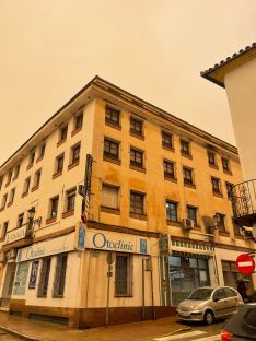 En las paredes de los edificios se puede apreciar la gran cantidad de suciedad que ha dejado la borrasca en la ciudad // Jairo García