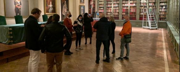 Estos profesionales han visitado la biblioteca de la Real Maestranza, entre otros espacios de la ciudad.  // CharryTV