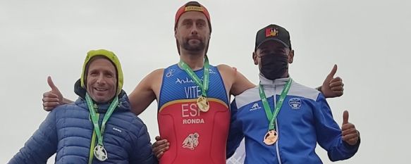 Vicente Camuel, con la medalla de oro junto a sus compañeros de podio // CharryTV