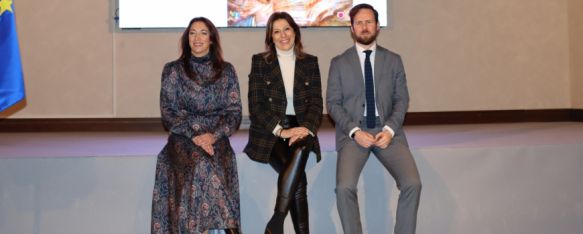 María Ductor junto a la alcaldesa y el delegado de Participación ciudadana durante el acto de presentación en la capilla del Convento de Santo Domingo // CharryTV